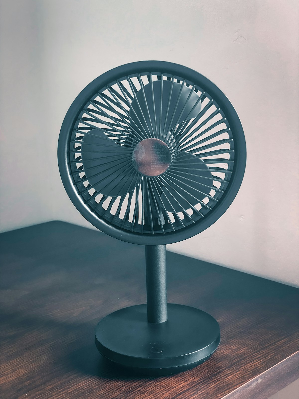 Een plafonniere met ventilator: licht en koeling dicht tegen het plafond